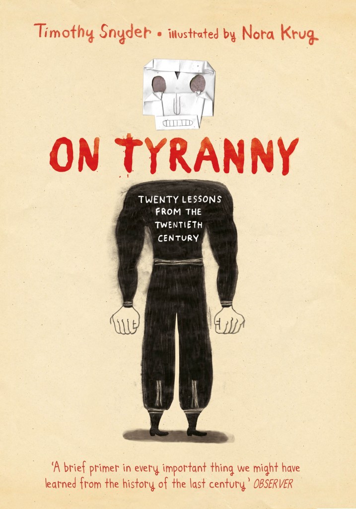 Naslovna strana knjige 'On Tyranny' Timothyja Snydera, ilustrovana od strane Nore Krug. Prikazana je figura sa papirnim šeširom i crnim rukama, uz citat iz Observer-a na dnu.